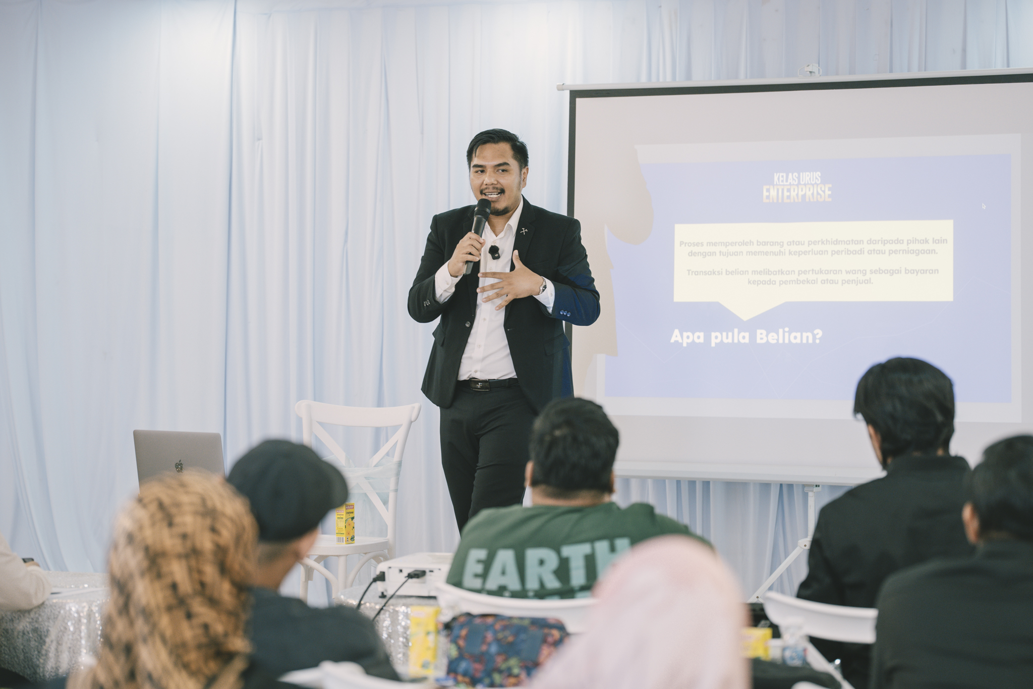 Letak gambar hero — potret kau bercakap / sesi latihan, latar gelap