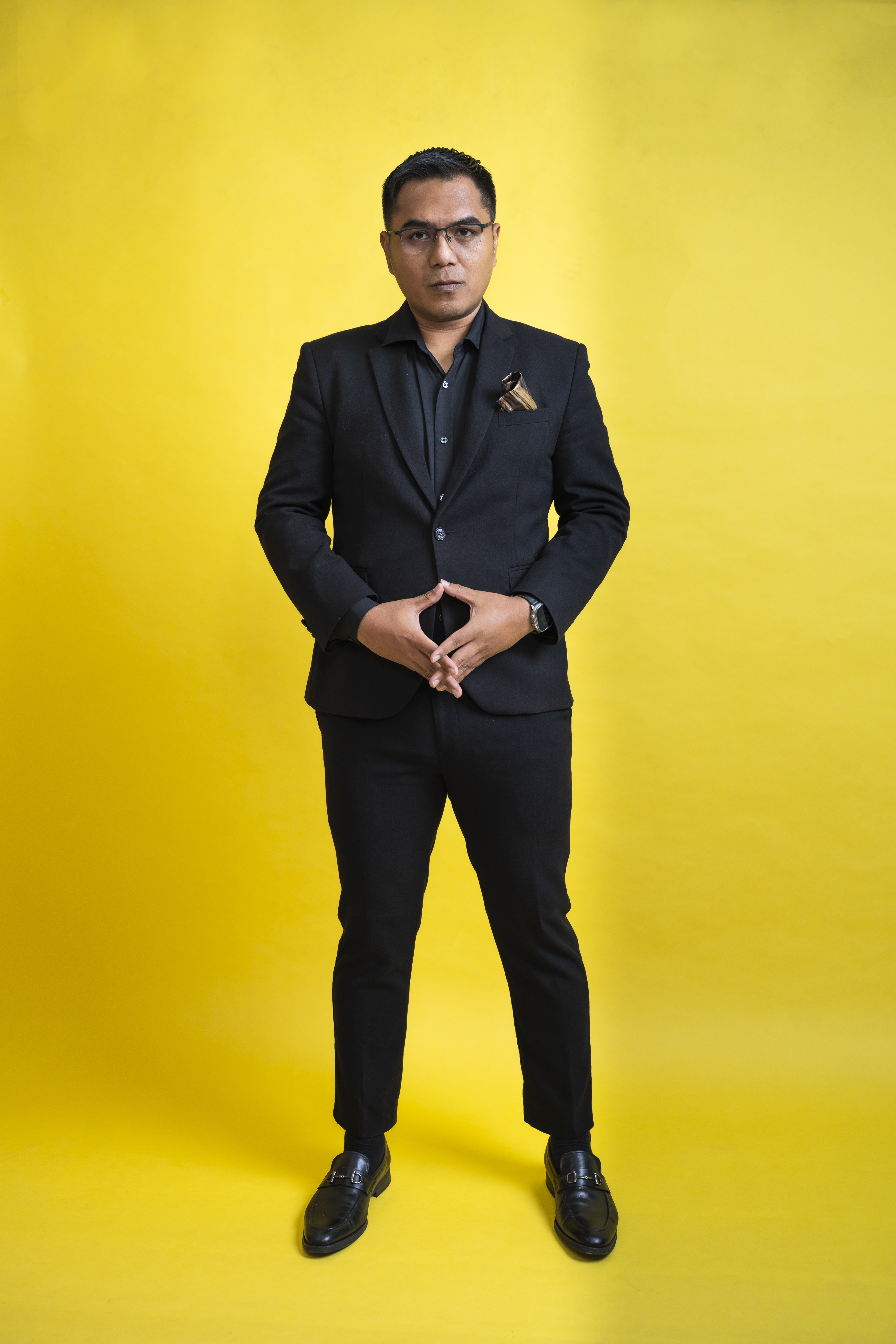 Potret studio — latar kelabu/gelap