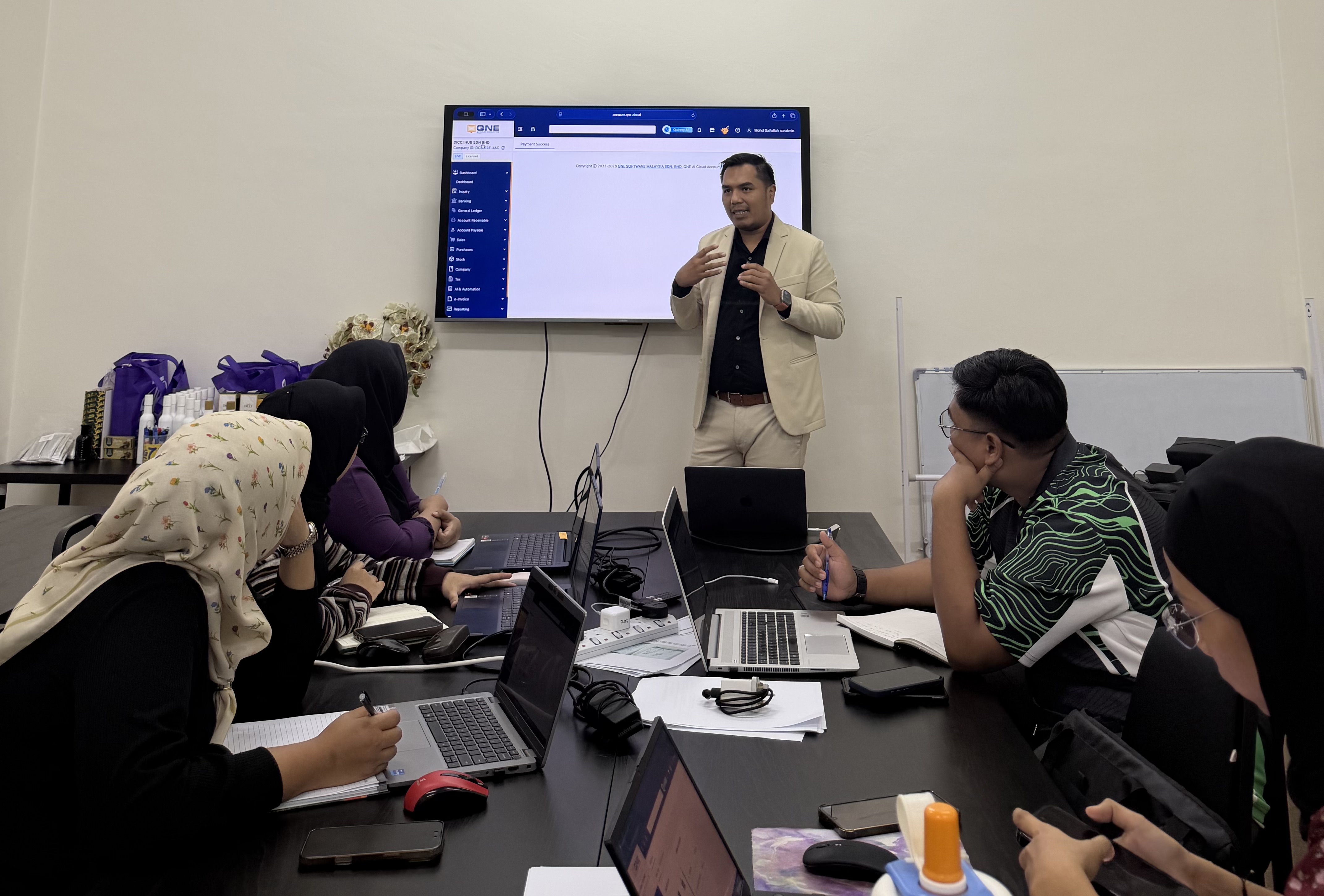 Gambar — usahawan muda / startup