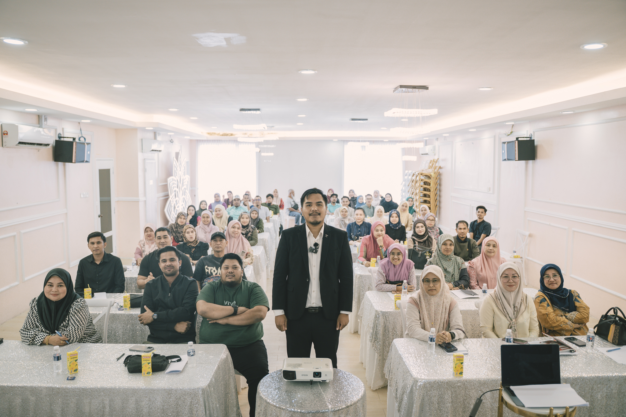 Gambar penutup — kau di atas pentas / sesi latihan