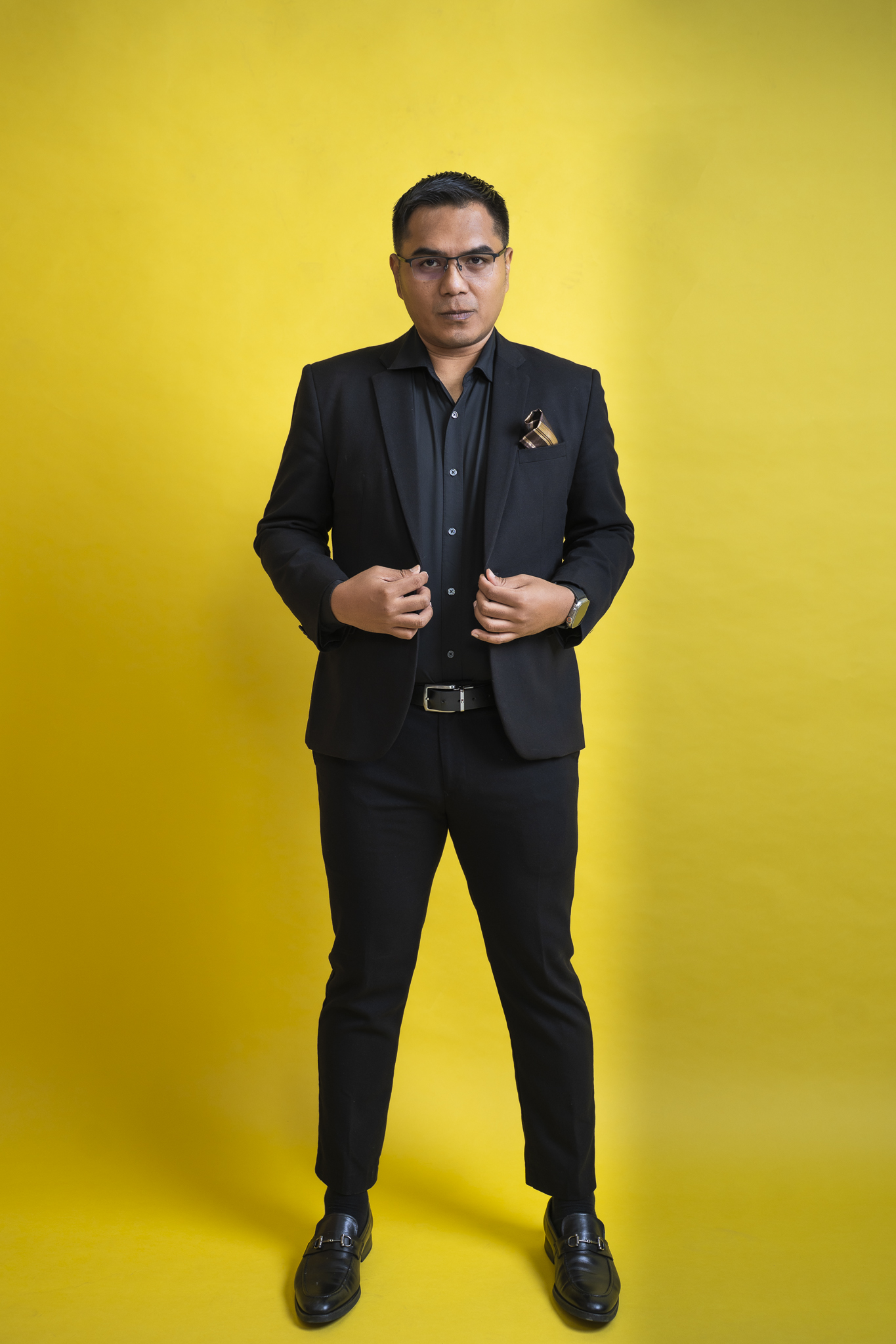 Potret utama — latar gelap