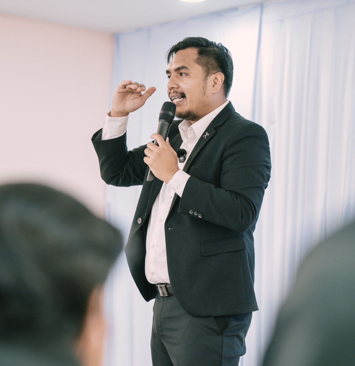 Gambar sesi latihan / bercakap di pentas